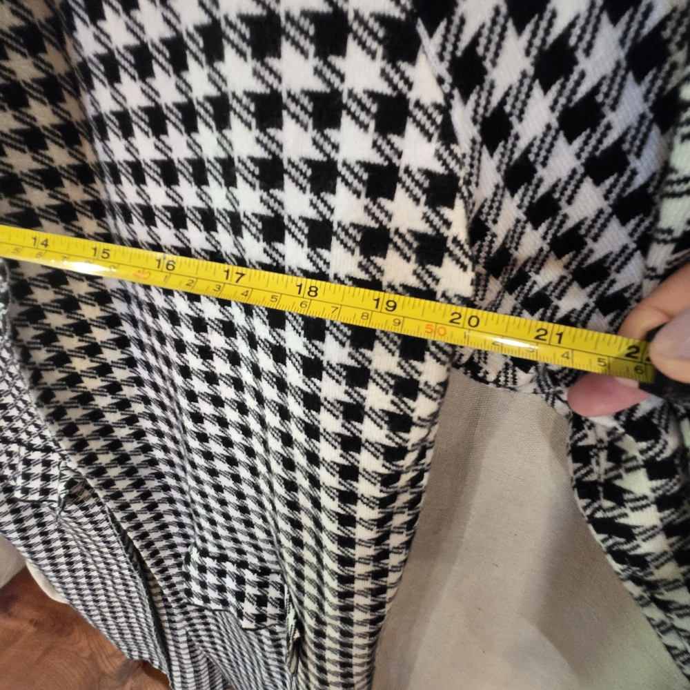 Elegant Black and White Houndstooth Cardigan - Picture 4 of 6